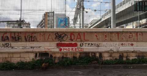 Bari, "Gi le mani dal Vietnam": una scritta sul muro ricorda la contestazione giovanile